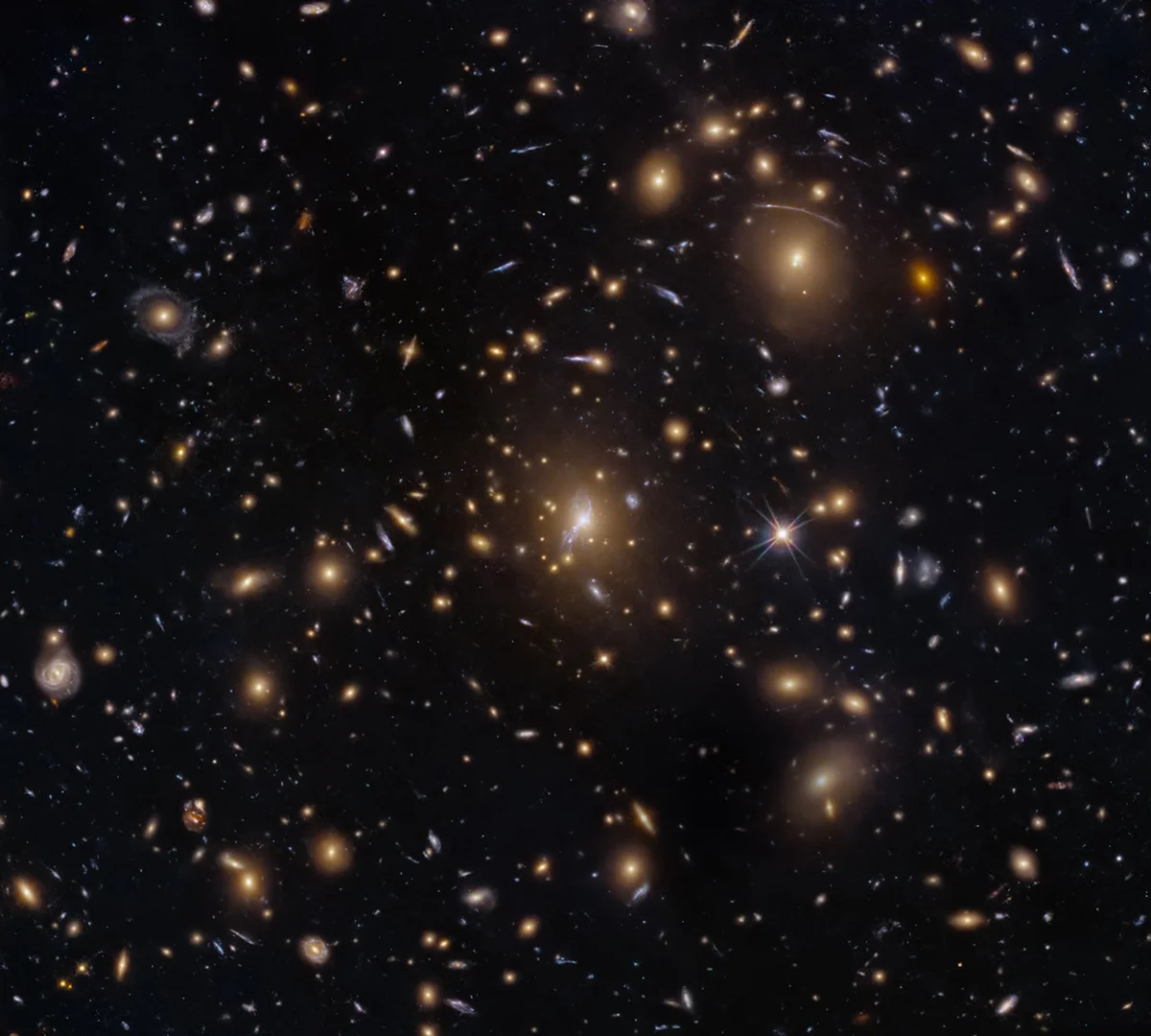 Хаббл наблюдает за скоплением галактик - Научные исследования NASA