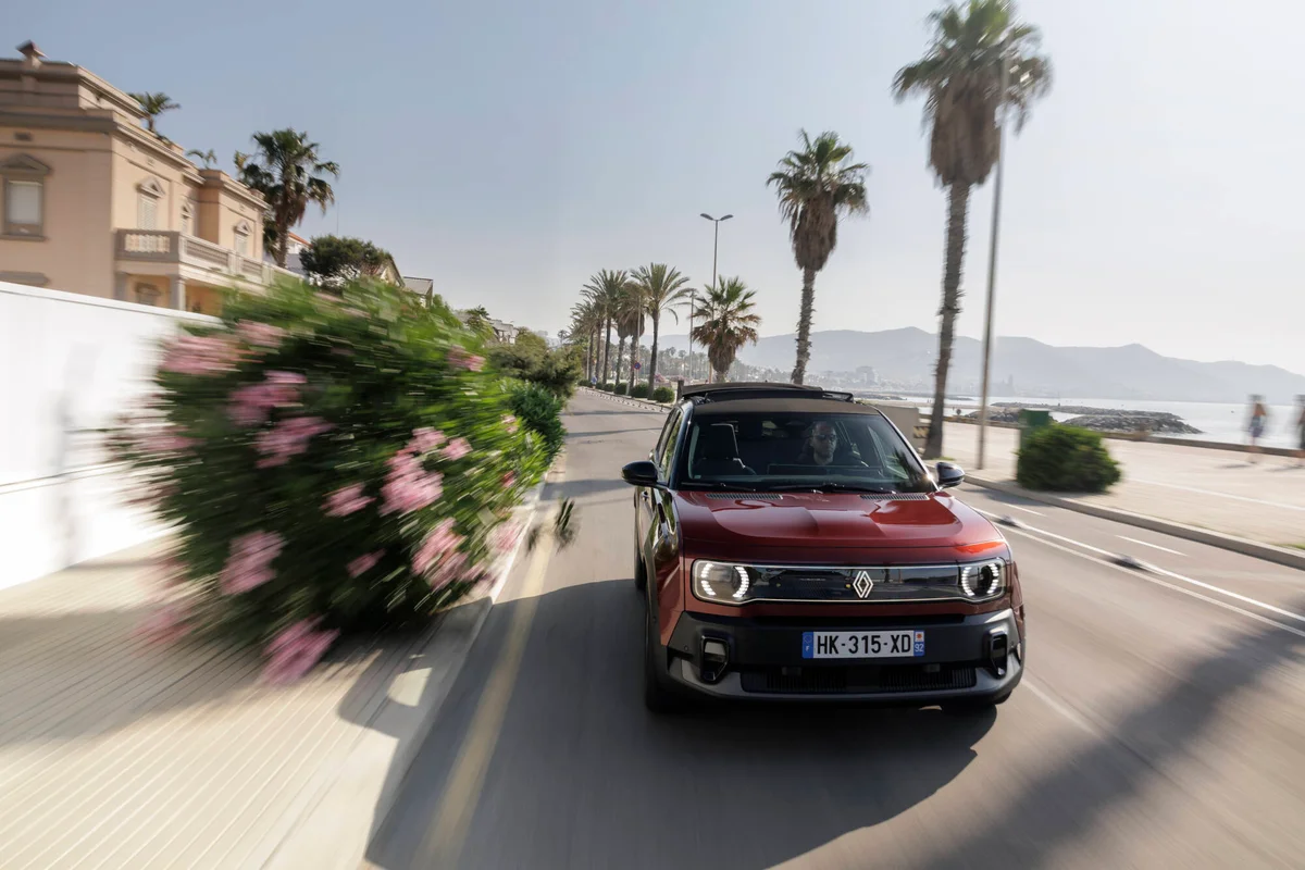 Тест-драйв Renault 4 E-Tech electric Plein Sud: электрический SUV, который убирает крышу (и не стесняется этого)