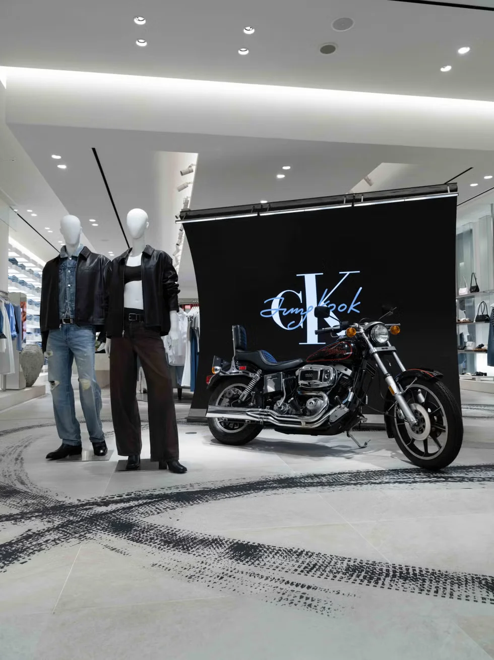 Джун Кук отмечает свое сотрудничество с Calvin Klein в Токио